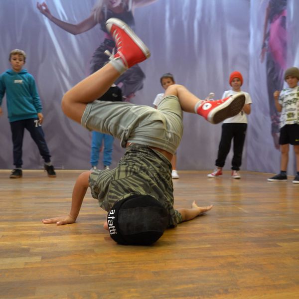 break-dance-78D8ECBCA-709E-7E12-D94F-ADA3BE54A549.jpg